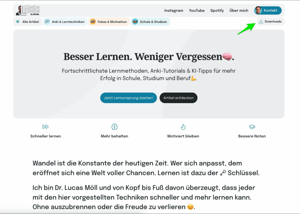 Screenshot der lernenlernen.com Startseite mit grünem Pfeil, der auf den Downloads-Button oben rechts neben "Kontakt" zeigt.